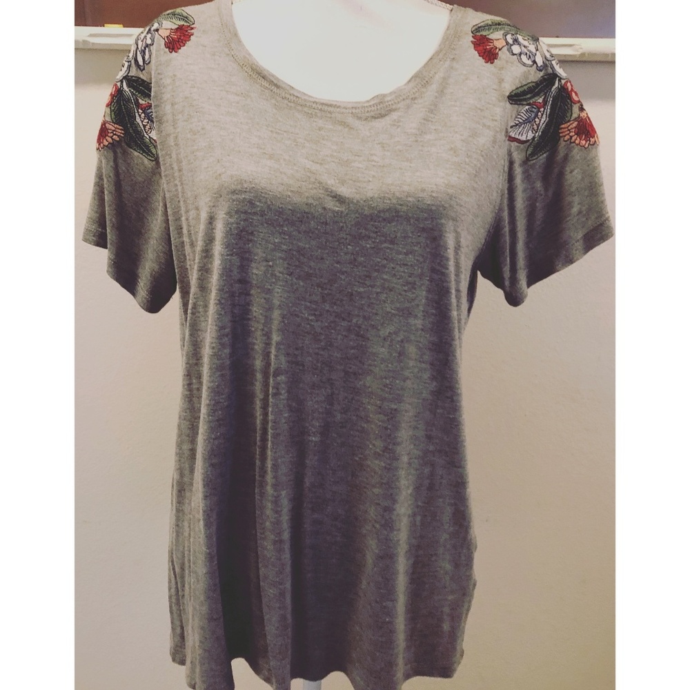 NWOT. Coco + Jaimeson Tee w/ Floral Embroidery